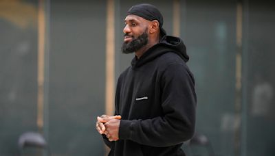 LeBron James agrees to a 2-year extension with Lakers: AP source