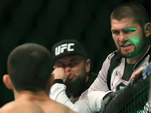 Javier Mendez says Khabib Nurmagomedov ‘needs to master’ cornering: ‘He goes a little crazy’