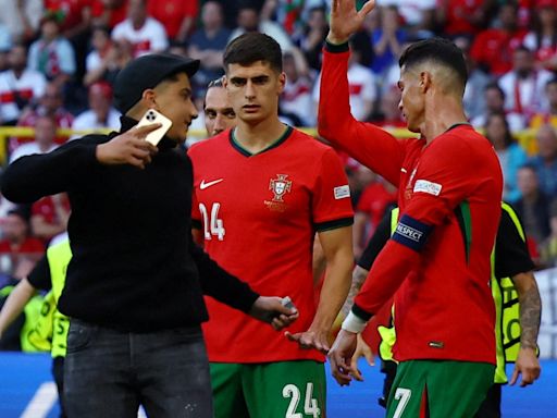 Ronaldo mania! Fans storm pitch, coach demands action