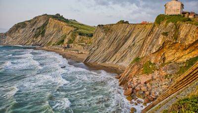 La playa de Guipúzcoa con aguas cristalinas y que tiene un acantilado único