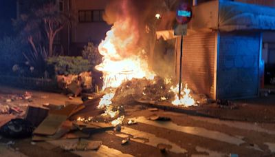 Otra noche de contenedores ardiendo: vecinos de la calle Tren desalojan el edificio al llegar las llamas a la fachada