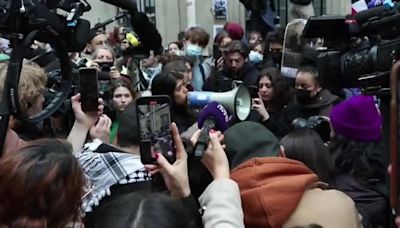 Estudiantes propalestinos protestan en Sciences Po de París