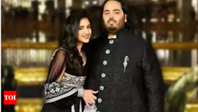 Video: Anant Ambani-Radhika Merchant make for the perfect couple at their Mehendi ceremony, can't stop smiling | Hindi Movie News - Times of India