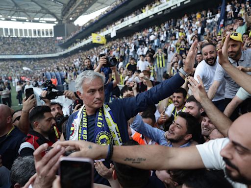 Mourinho firma con el Fenerbahçe turco en una ceremonia multitudinaria