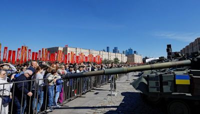 Russians throng to display of Western 'trophy' tanks captured in Ukraine