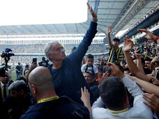 En Europa le enrostran a Mourinho su ninguneo a Pellegrini tras asumir en el Fenerbahçe - La Tercera