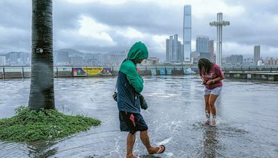 超強颱過境破壞輕 今續狂風驟雨 半晝落波市民稱狼狽 巴士港鐵現上班人潮