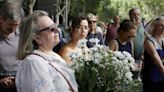 Un centenar de personas homenajea en Madrid al fallecido a la salida del concierto de Karol G