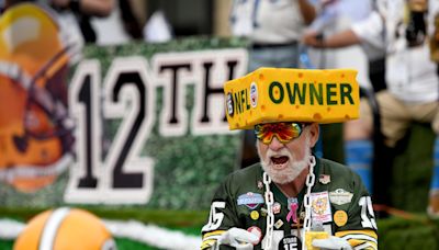 'It's nostalgia': HOF Grand Parade dodges rain, thrills spectators with balloons, NFL legends