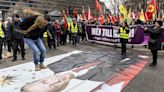 Protestos com bandeiras queimadas e slogans cantados no consulado da Suécia em Istambul