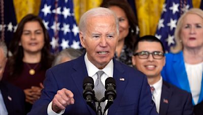 Biden ofrece a algunos inmigrantes una vía hacia la naturalización. Así es como funcionará el plan