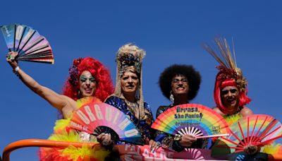 Participantes del desfile del Orgullo Gay en Sao Paulo reivindican los símbolos nacionales de Brasil