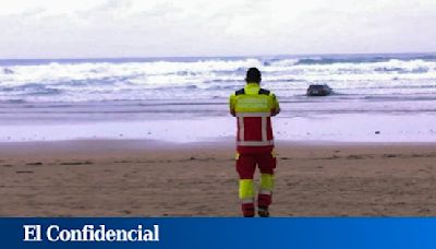 La Guardia Civil denunciará a una pareja que dejó su coche encallado en una playa cántabra