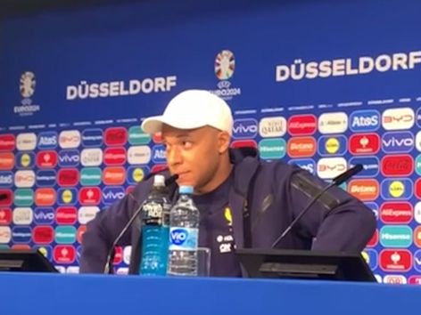 ¡Mbappé alucina! ¿Qué le enseña el jefe de prensa de la Federación Francesa de Fútbol? - MarcaTV