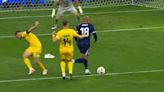 El curioso gol con dos zapatillas en el área que definió el triunfo de Países Bajos sobre Rumania en la Eurocopa