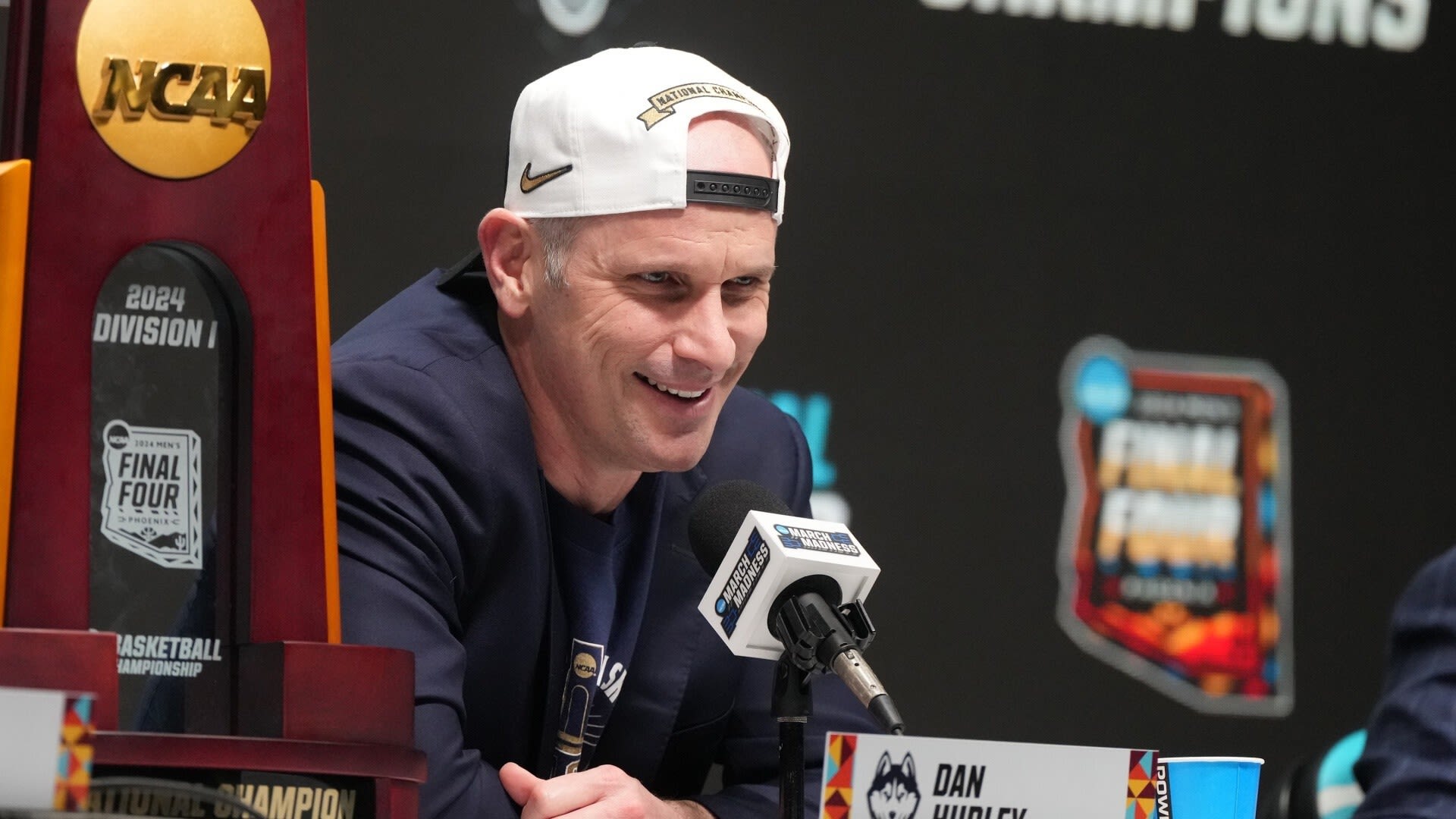 Lakers reportedly targeting UConn's Dan Hurley to be next head coach