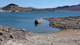 Dramatic images of the drop in Lake Mead water level over one year