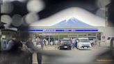 傻眼！遮富士山美景黑布被中國遊客挖10個洞 - 自由財經