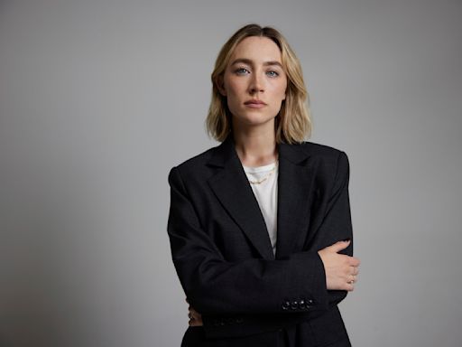 Saoirse Ronan usa estabilidad interna para encarar un papel de alcohólica en “The Outrun”