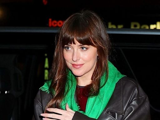 Dakota Johnson comparte sus claves para triunfar con tapado de cuero