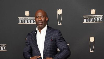 United says ban on Terrell Davis is gone — and so is flight attendant involved in incident