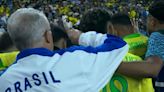 Una imagen que recorre el mundo: la actitud de los jugadores de Brasil con su entrenador antes de los penales contra Uruguay