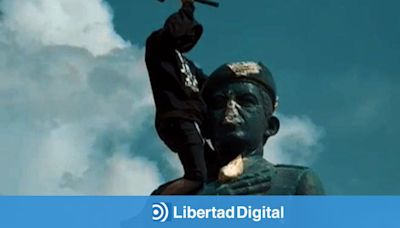 Venezolanos derriban estatuas de Chávez en varias protestas contra el fraude