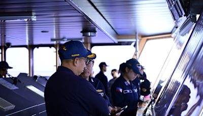 菲律賓軍艦指揮官與艦上人員討論情況 (圖)