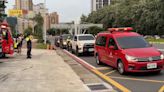 快訊/2勇消遺體車隊經過金山分隊 消防車齊鳴笛同仁列隊敬禮致意