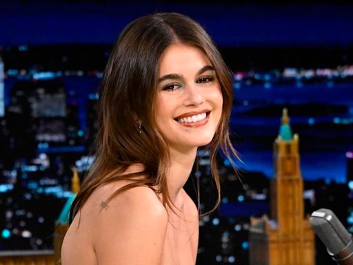 Del plató de televisión al andén del metro: el triple look de Kaia Gerber en la Gran Manzana