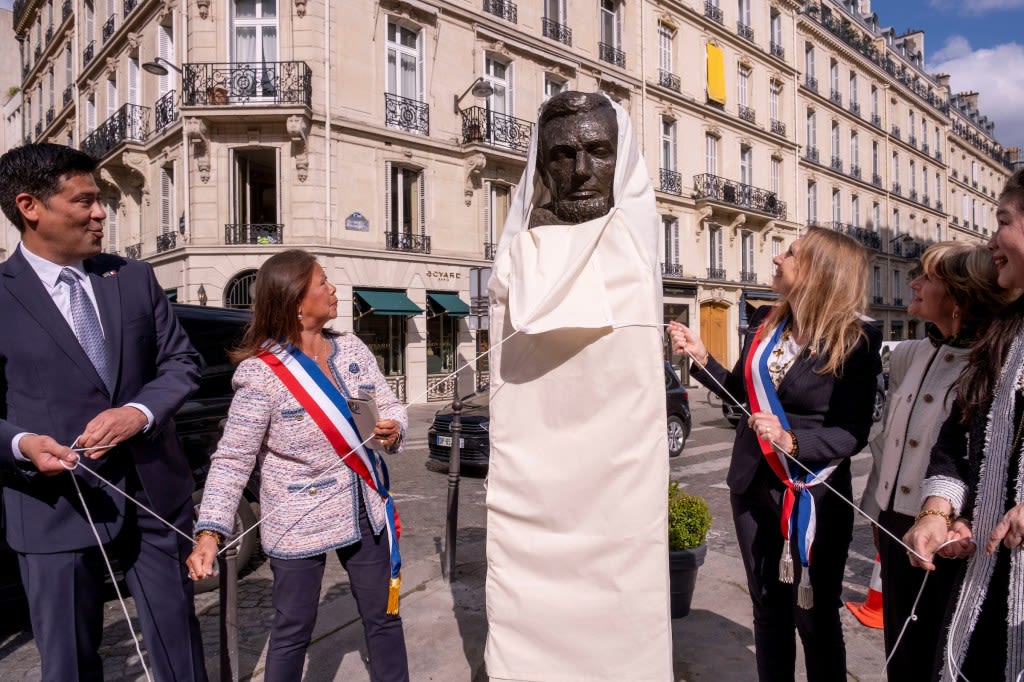 Paris puts Park Ridge artist’s statue of Lincoln on display near Champs Elysee