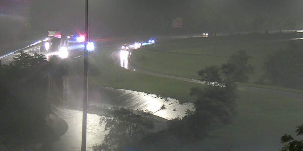 Rollover crash closes EB Ronald Reagan Hwy at NB I-75