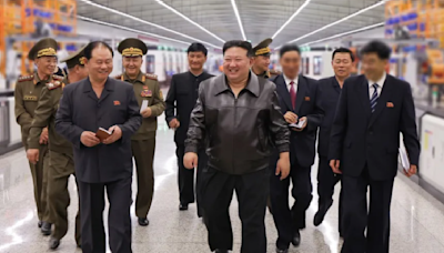 視察北韓軍工廠! 金正恩玩狙擊步槍、試駕新型火箭砲發射車
