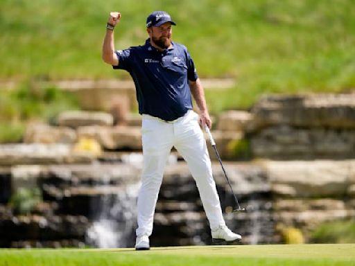 Shane Lowry ties a major championship record by shooting a 9-under 62 to get into the mix at the PGA