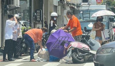 最美風景！彰化短裙妹摔車倒地險走光⋯路人急幫撐傘 善良畫面曝