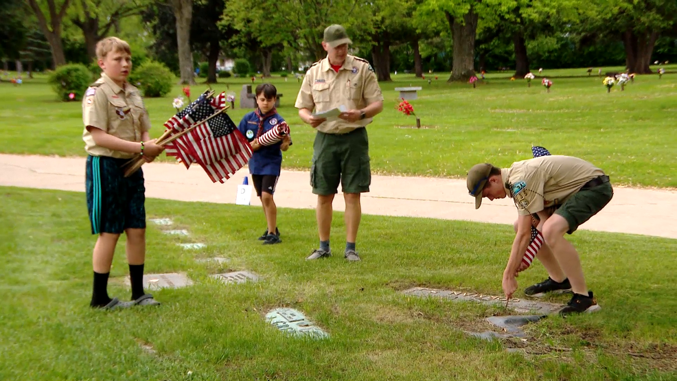 Scouts honor veterans by placing flags at Appleton cemetery ahead of Memorial Day