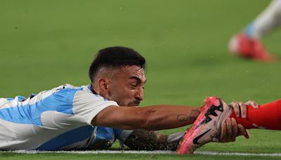 El “tackle” de rugby de Nicolás González a Mauricio Isla y el reclamo airado en redes sociales de los hinchas chilenos en el partido de la Copa América