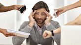 Este es el síndrome por estrés en el trabajo que crea una falsa satisfacción profesional y el cerebro convierte en cansancio