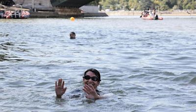 El agua del Sena no era apta cuando la alcaldesa de París se bañó para demostrar que sí