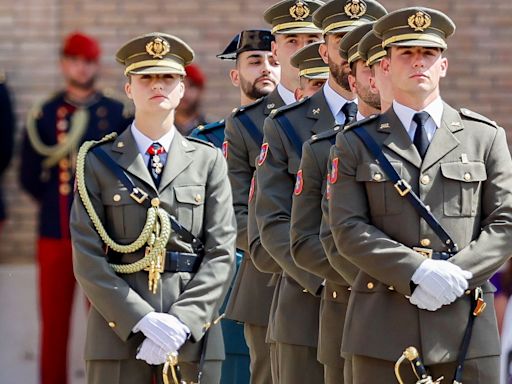 La princesa Leonor, en la entrega de su despacho de alférez, luce por primera vez gorra de plato