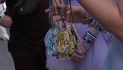 Las pulseras de los swifties, el accesorio que llevarán todos en el concierto: "Las intercambiamos"