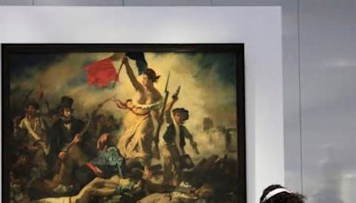 ‘La libertad guiando al pueblo’ vuelve a los pasillos del Louvre en París