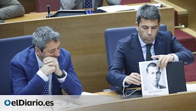 Carlos Mazón exhibe a Miguel Hernández mientras impulsa la ley que "blanquea" el franquismo