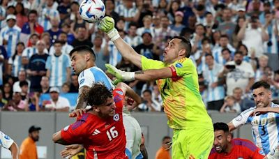 Entre cuidados especiales, acompañado de su familia y evaluando su retiro: la particular Copa América de Claudio Bravo - La Tercera