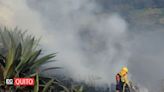 Bomberos atienden un incendio forestal en El Quinche, en Quito