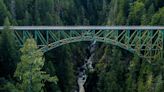 Teen survives 400-foot fall from canyon in Washington state