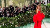 Shakira rompe corazones con su look after party tras la gala del Met