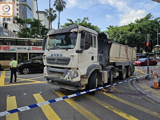 銅鑼灣道單車漢遭泥頭車撞倒 捲困車底重創昏迷