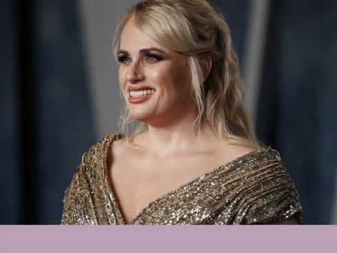 Livro de Rebel Wilson censurado e riscadas as acusações a Sacha Baron Cohen