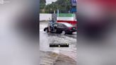 El Jack Sparrow dominicano: un hombre aparece en una inundación montado en su coche y sin conducirlo